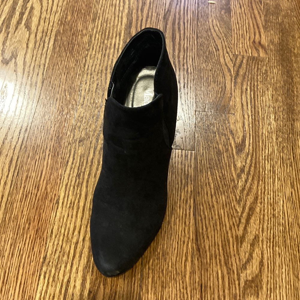 Black skinny heel, low ankle bootie